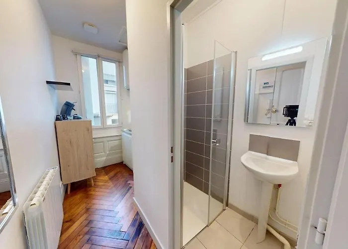 Charming On Rue Frédéric Sauvage